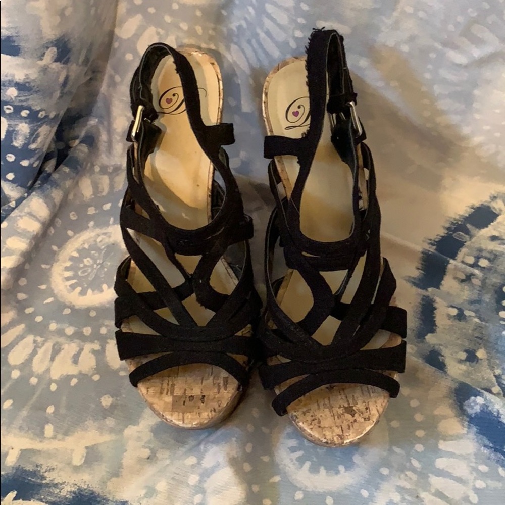 Black wedges